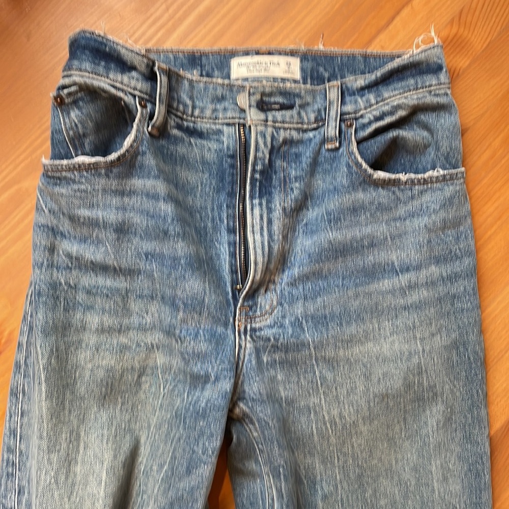 Abercrombie & Fitch Ultra High Rise 90s Straight Jean - Medium Wash - size 26